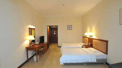 入住北海银滩明珠大酒店1晚,含双份自助早餐,酒店座落于银滩国家4A级旅游度假区内,与银滩及大型音乐喷泉等景点相邻。深入体验海滩风情文化.,蚂蜂窝自由行 - 蚂蜂窝