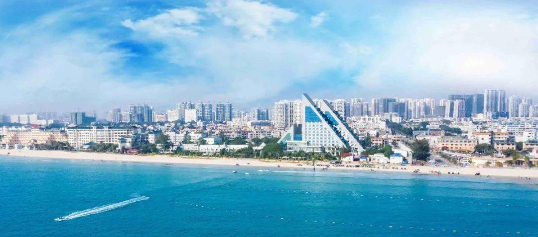 北海路海大酒店座落在举世闻名的广西北海"天下第一滩"的银滩上,是住